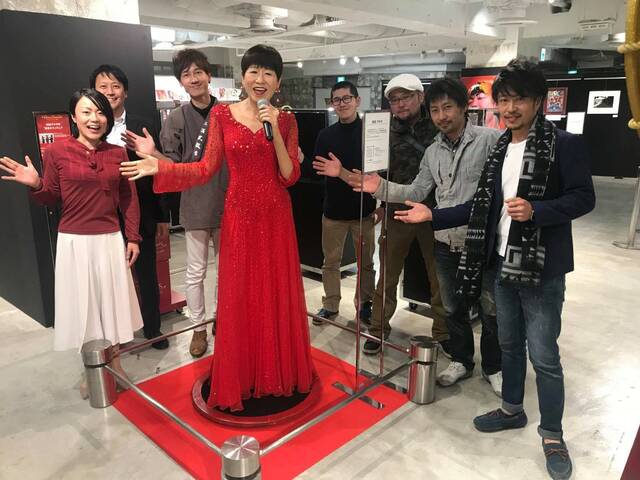 和田アキ子人形と三河職人衆.JPG